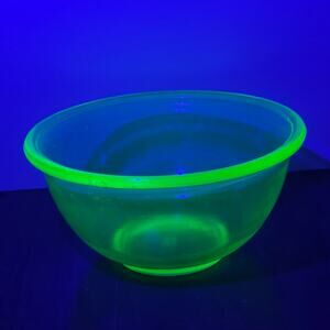 Vintage Anchor Hocking Vaseline Green Uranium Glowing Glass 7" Mixing Bowl